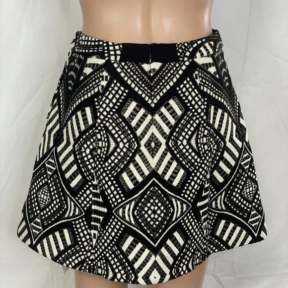 Alice + Olivia Printed Mini Skirt • Size 4 • Black/White - Picture 2 of 9